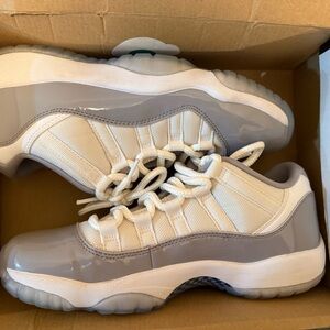 AIR JORDAN 11 RETRO LOW (GS) ‘White and University Blue’